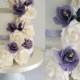 Lila Floral Cascade Hochzeitstorte #
