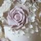 Roses de cru de gâteau de mariage