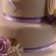 Taupe-Hochzeitstorte mit lila Rosen