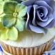 Hydrangea Cupcake mit blauen Rosen