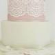 Gâteau de mariage rose de dentelle à volants