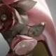 Brautschuhe - Pink Kitten Heels mit Schattierungen von rosa Blumen an der Ferse