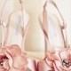 أحذية الزفاف الوردي جميلة مع الزهور