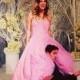 Kaley Cuoco commence l'année avec un bang et une robe de mariage rose