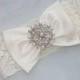 Vintage inspirierte Hochzeit Strumpfband mit Silk Bow Gesammelt von einem Perlen und Strass Brosche (2. Foto), Inkl. Lace Toss -