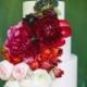 Fleurs vibrantes sur le blanc de gâteau de mariage