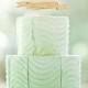 Ein Mint Green Hochzeitstorte mit einem hölzernen Deckel