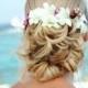 الشاطئ الزفاف مع الزهور الاستوائية الشعر
