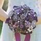Aubergine Brosche Bouquet - Einlage auf einem Made-to-order Brautstrauß