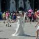 العروس مع فستان الزفاف الأبيض في ساحة سانت مارك، البندقية، إيطاليا. / Braut في Weißem Hochzeitskleid عوف ماركا المانيا Markuspla