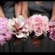 Verschiedene Blumensträuße für jeden Brautjungfer