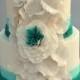 Teal et blanc gâteau de mariage