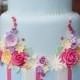 Très coloré rayures et fleurs gâteau