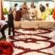 Alle Rote Rosen-rote Rose Petal Aisle gepaart mit Rosen-Girlanden und rote Gardinen für diesen Royal Indian Wedding.