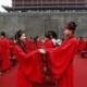 Cina, "si" en costume Tradizionale par 130 Coppie
