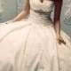 Mariée avec des robes de mariage Sass