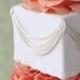 Gâteau de mariage avec des roses roses, drapage