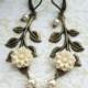 Ein Elfenbein Dahlia Blume, oxidierten Messing Blatt, Creme Ivory Perlen Brisur. Brautjungfern Geschenke. Weinlese-Themed Hochze