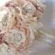 Bouquet de mariage de cru Inspiré Tissu Broche Bouquet En Ivoire Champagne Et Dusty Rose avec des perles strass et dentelle fait