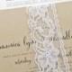 Monica Kalligraphie Script Recycled Kraft Hochzeit Einladungs-Probe mit weißen Spitze-Band-Bauchband