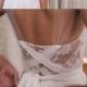 Atemberaubende Sheer Ausschnitt Brautkleid mit Invisible Netz Brust und bloße Spitze Detaillierung, Dreamy Silk Chiffon-Rock