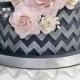 Eine blaue Hochzeitstorte mit Silber Chevron - Zwei-Tiers mit rosa Blumen durch Coco Paloma Desserts