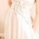 Aster Eco Soie / Chanvre robe de mariée, Cut Pétale Motif