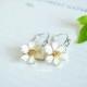 Daisy flower drop earrings in silver, Daisy earrings, Bridesmaid gift, Everyday earrings, Wedding earrings
