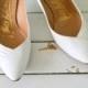 1960s WHITE LEATHER Heels...size 7 womens...shoes. pumps. white heels. cinderella. princess. wedding. party heels. mod. retro. miss holmes