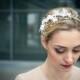 Haarschmuck Hochzeit / Braut Haarband / Headpiece aus Seidenblüten auf einem Gesteck von feinen Perlen - Octavia