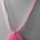 Collier pendentif ovale rose pailleté,petites fleurs roses,fils coton et ruban organza de coloris rose.