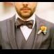 Полосатый галстук-бабочка и бутоньерка для жениха