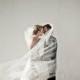Bride and Groom Derrière Veil photo ♥ Idée créative photo de mariage