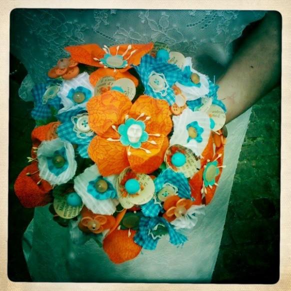 wedding photo - Bouquet orange et bleu, tissus et papier