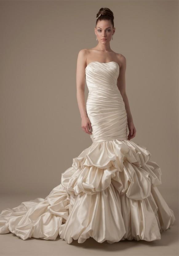 Dresses &amp; Style: DENNIS BASSO Bridal Collection - Weddbook