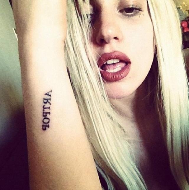 wedding photo - Lady Gaga Showing Off Her Latest Tattoo