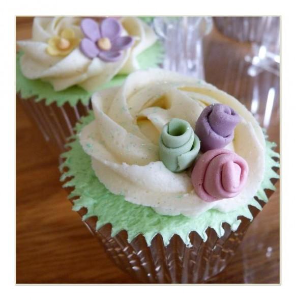 wedding photo - Birds, Buttons and Flowers Wedding Cupcakes
