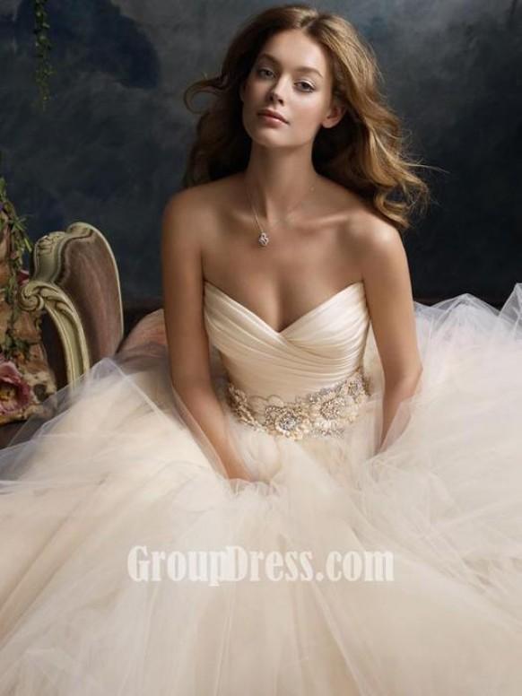 How to wear a strapless wedding dress in winter How to wear a strapless wedding dress in winter