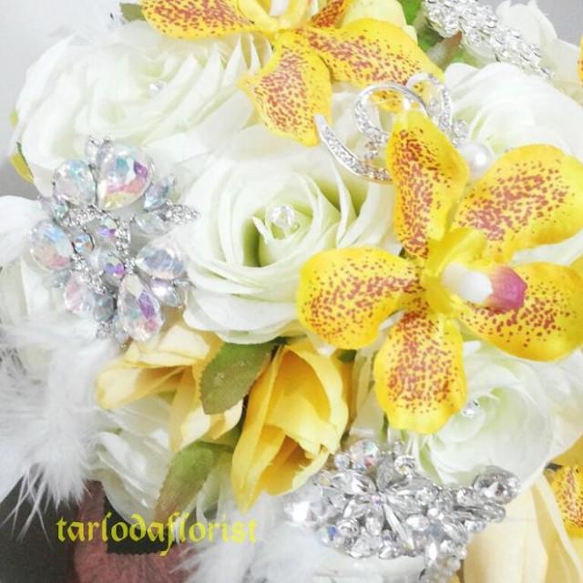 wedding photo - yellow wedding bouquet