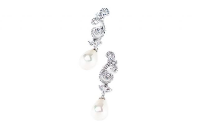 wedding photo - Swirling drop pearl earring