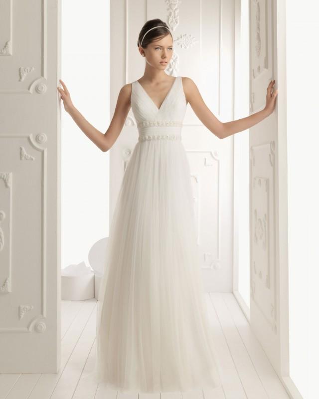 wedding photo - Column V-neck Court Train Tulle Lace Appliqued Wedding Dress(WD0594)