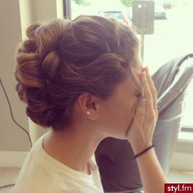 Прически с убранными наверх волосами на средние Прически с убранными наверх волосами на средние