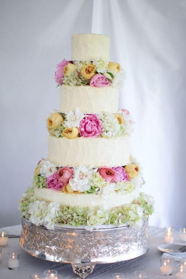 Decorating Wedding Cake with Flowers