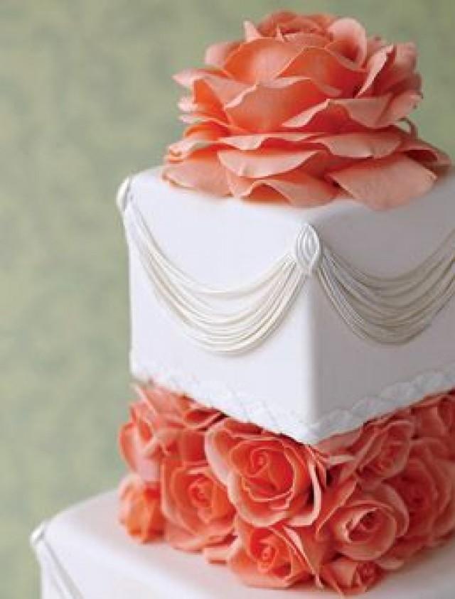 wedding photo - Gâteau de mariage avec des roses roses, drapage