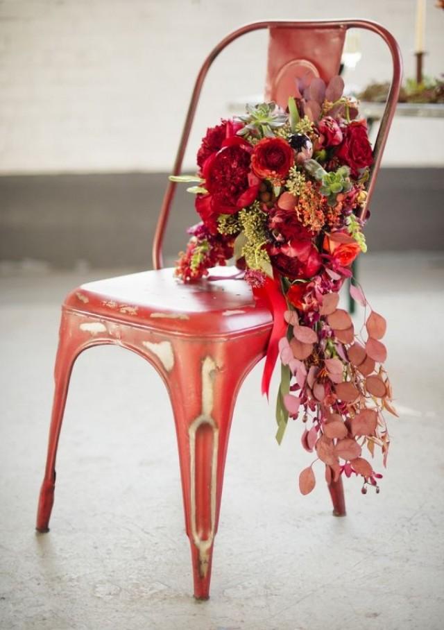 wedding photo - Reiches Rot Blumenstrauß Auf Red Metal Stuhl