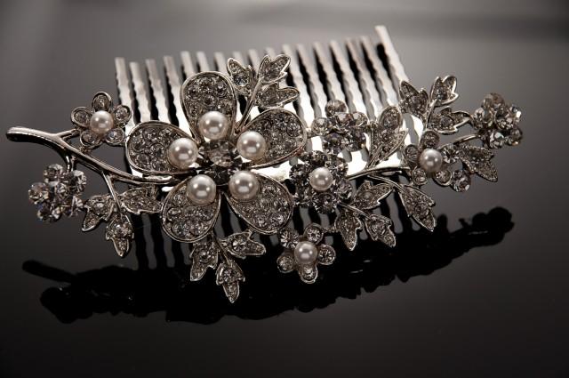 wedding photo - Adorable hair comb bought from Kuty Jewelry
