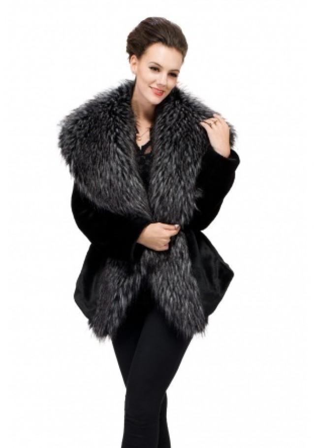 wedding photo - Black fur collar coat with dark gray fox fur