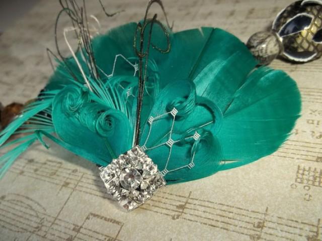 wedding photo - Emerald Green Feather Fascinator Vintage style rhinestone jewel Feather Fascinator Hair Clip Bridal Wedding Fascinator