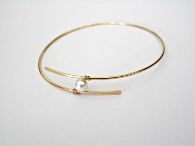 wedding photo - Gold Pearl Bangle Bracelet Mothers Gift Mother of the Bride Gift Bridesmaid jewlery Bridal Jewelry Floating Pearl
