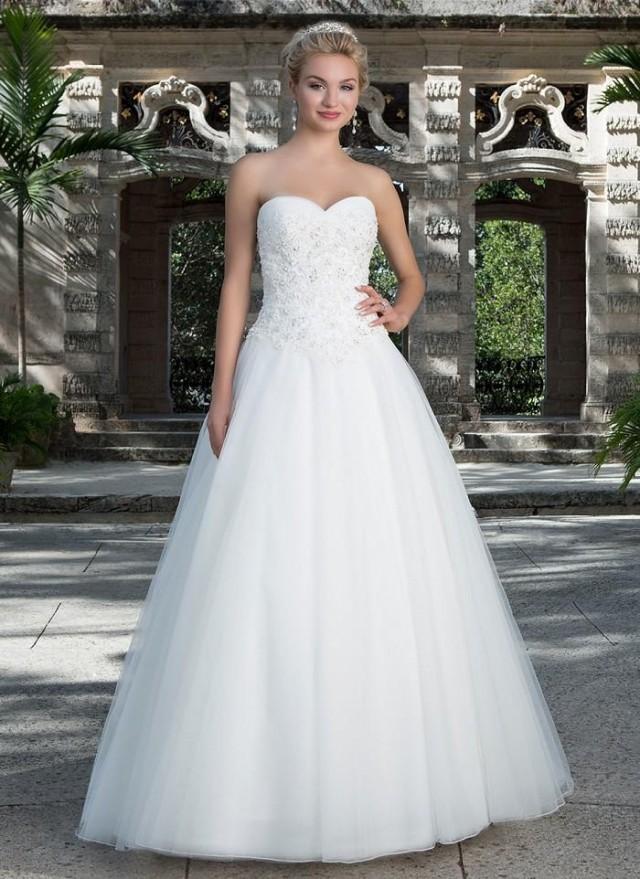 wedding photo - Tulle Sweetheart Neckline Court Train Wedding Dresses with Beaded Lace Bodice Zipper Back with Covered Buttons Bridal Gown Online with $157.07/Piece on Gama's Store 